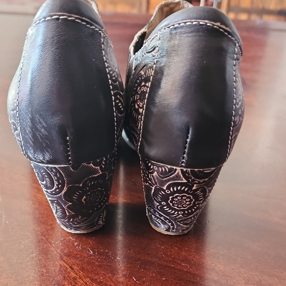 Lartiste embossed heel black bootie sz 39 - Picture 4 of 6